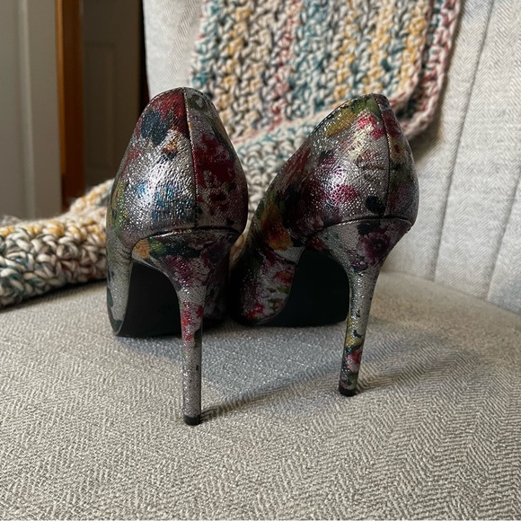 Silver and floral heels - Picture 2 of 3